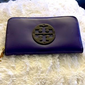 TORY BURCH PATENT LEATHER PURPLE CONTINENTAL Zip around WALLET
